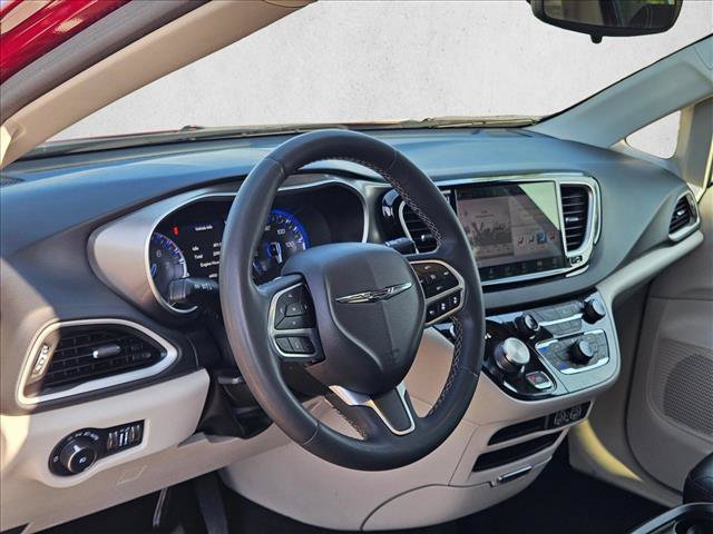 Used 2023 Chrysler Pacifica Touring-L FWD image 10