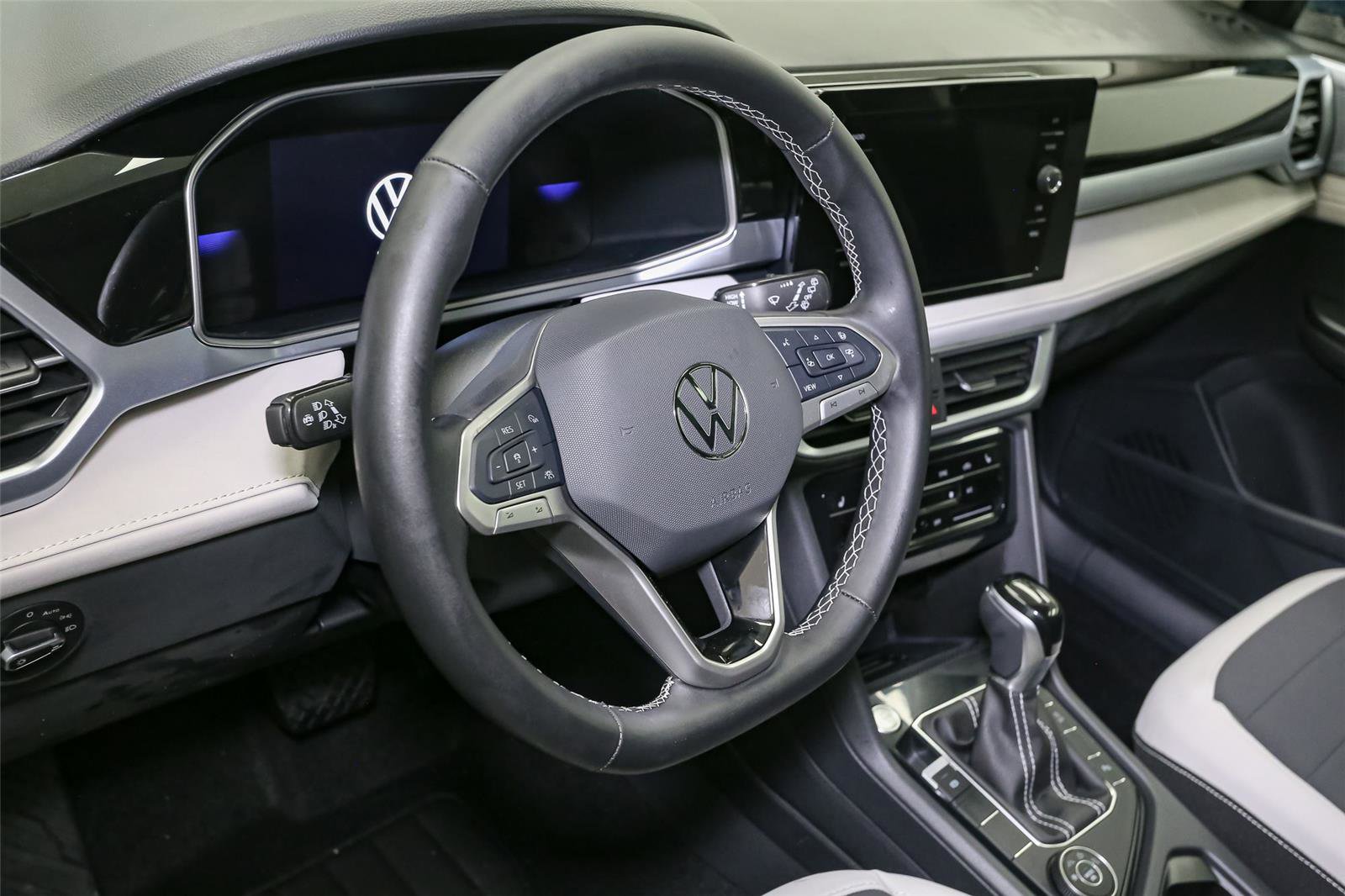 New 2025 Volkswagen Taos SE image 18