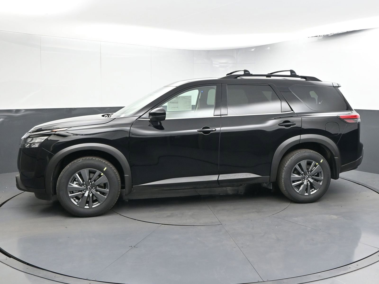 Used 2025 Nissan Pathfinder SV image 4