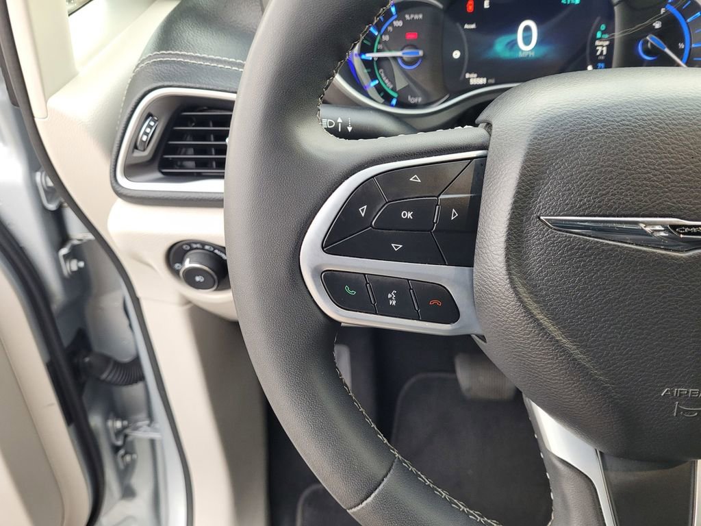Used 2024 Chrysler Pacifica Select image 23