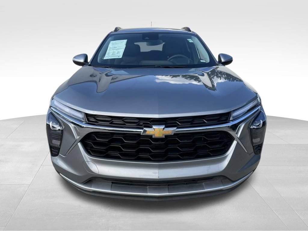 Used 2025 Chevrolet Trax LT FWD image 2
