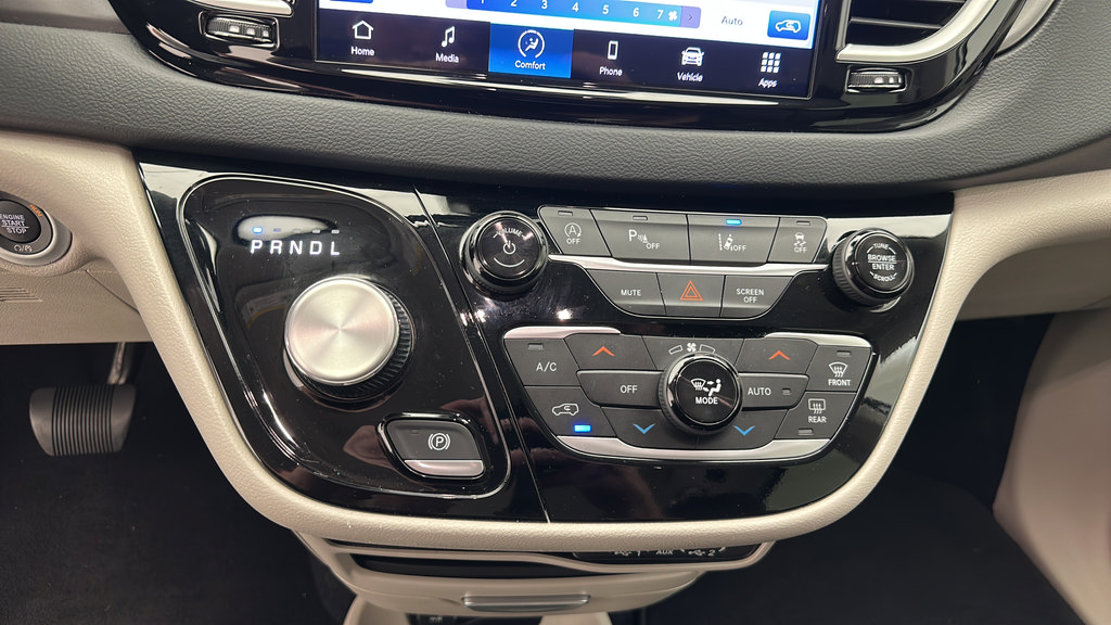 Used 2024 Chrysler Pacifica Touring-L FWD image 18
