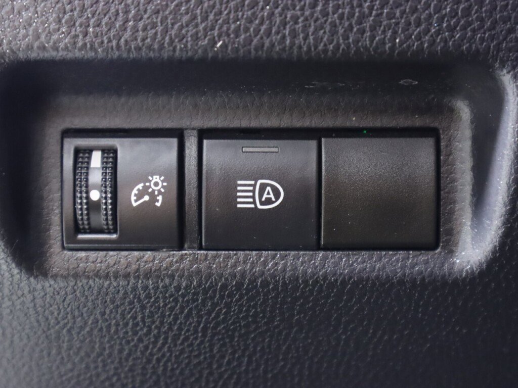 Used 2021 Toyota RAV4 LE image 10