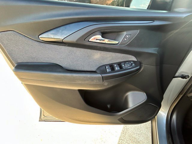 Used 2023 Chevrolet TrailBlazer LT FWD image 16