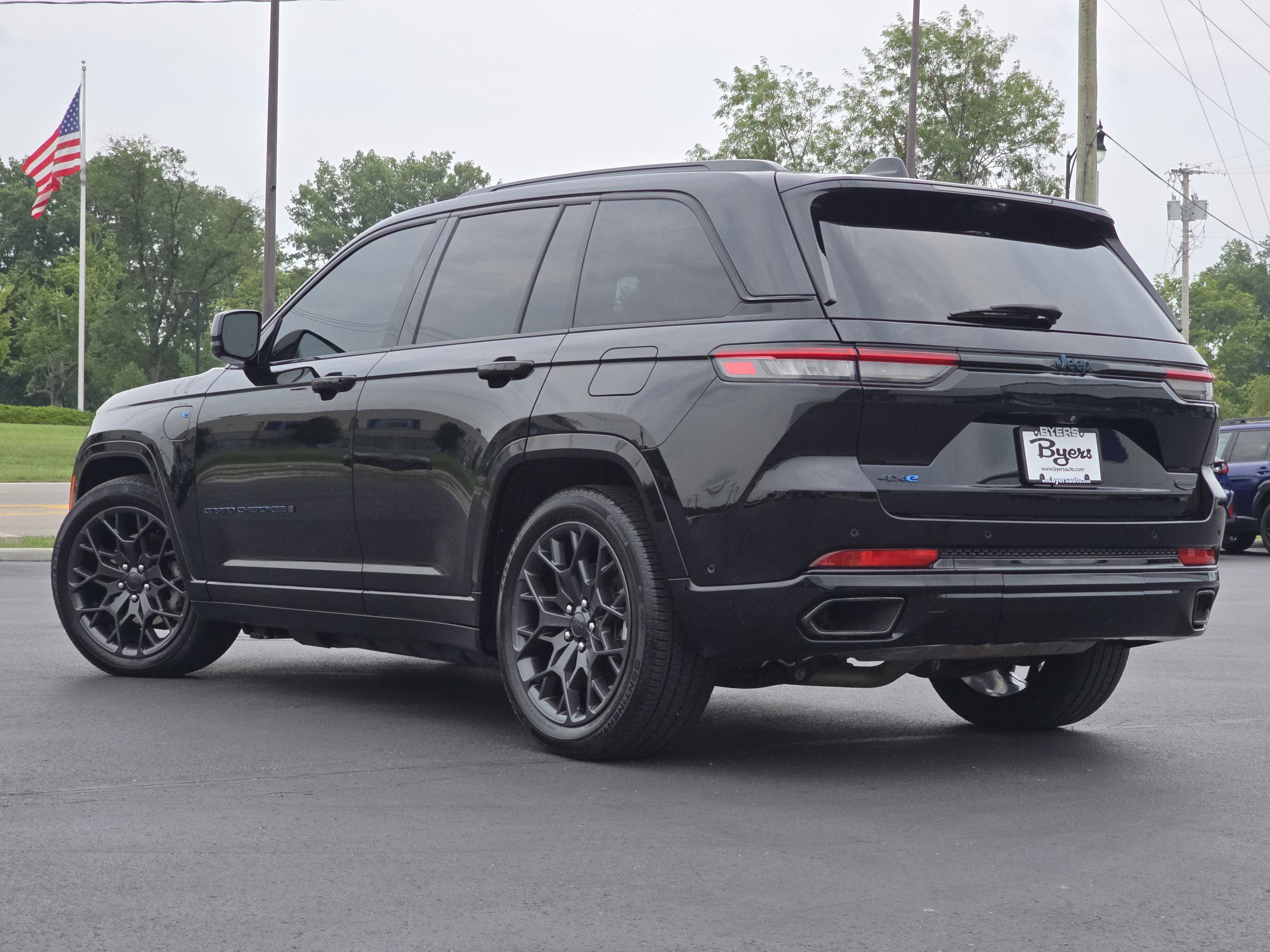 Used 2023 Jeep Grand Cherokee Summit AWD/4WD image 5