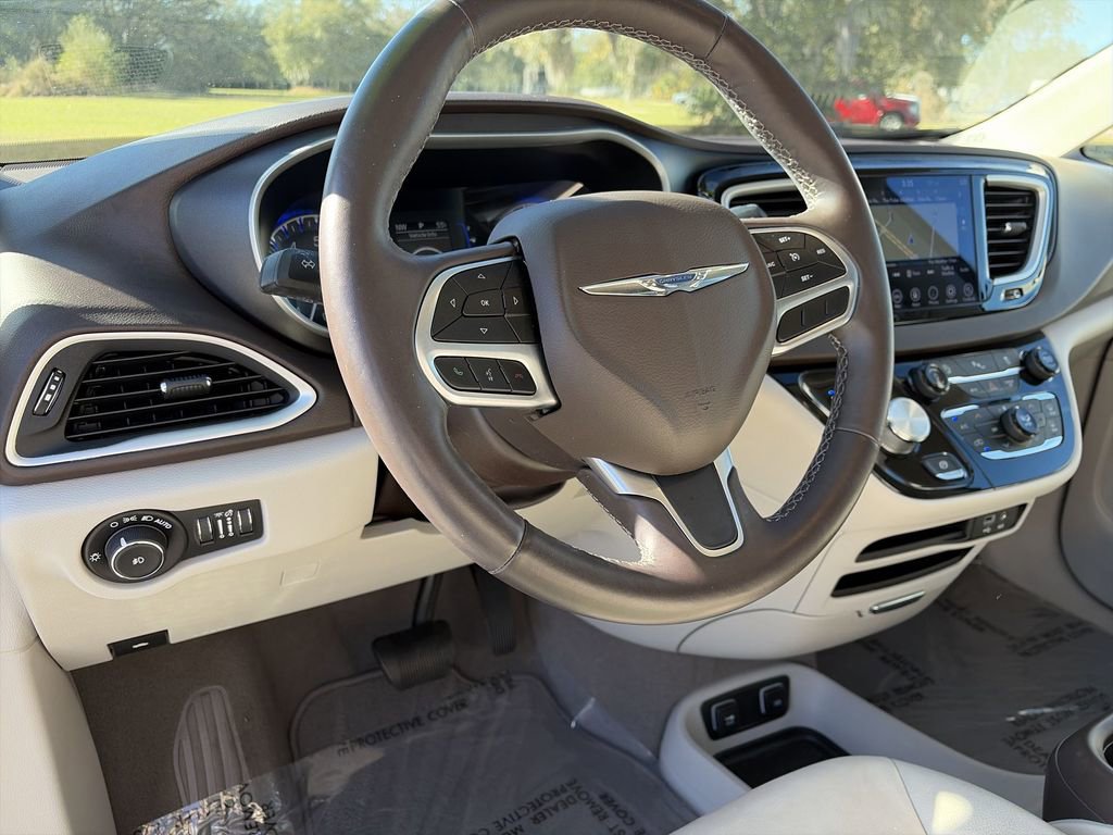 Used 2020 Chrysler Pacifica Touring-L image 16