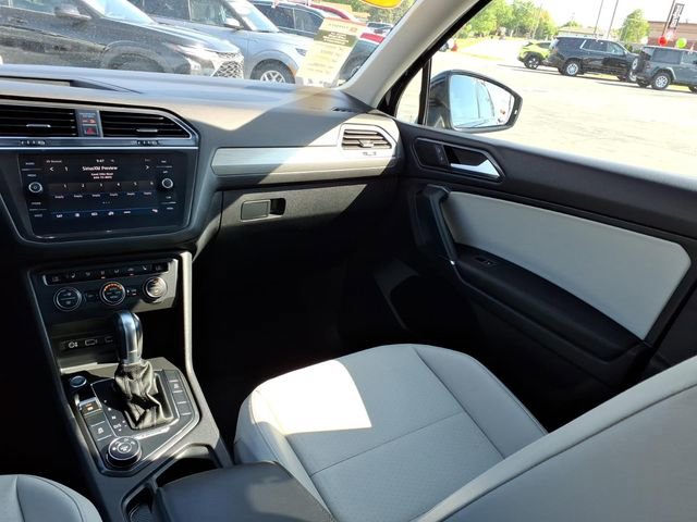 Used 2018 Volkswagen Tiguan SEL w/ 3rd Row Seat Package AWD/4WD image 17