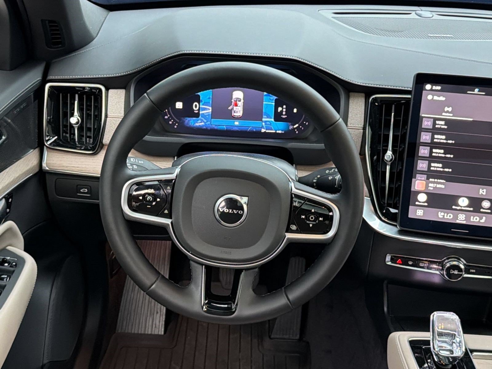 Certified 2025 Volvo XC90 B5 Plus w/ Protection Package Premier AWD/4WD image 11