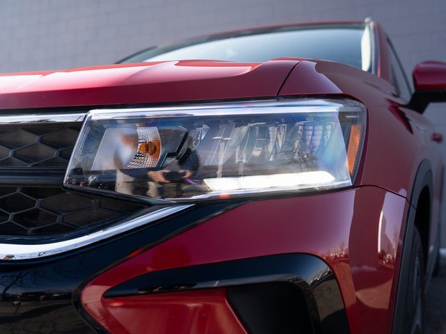 Certified 2024 Volkswagen Taos SE image 11