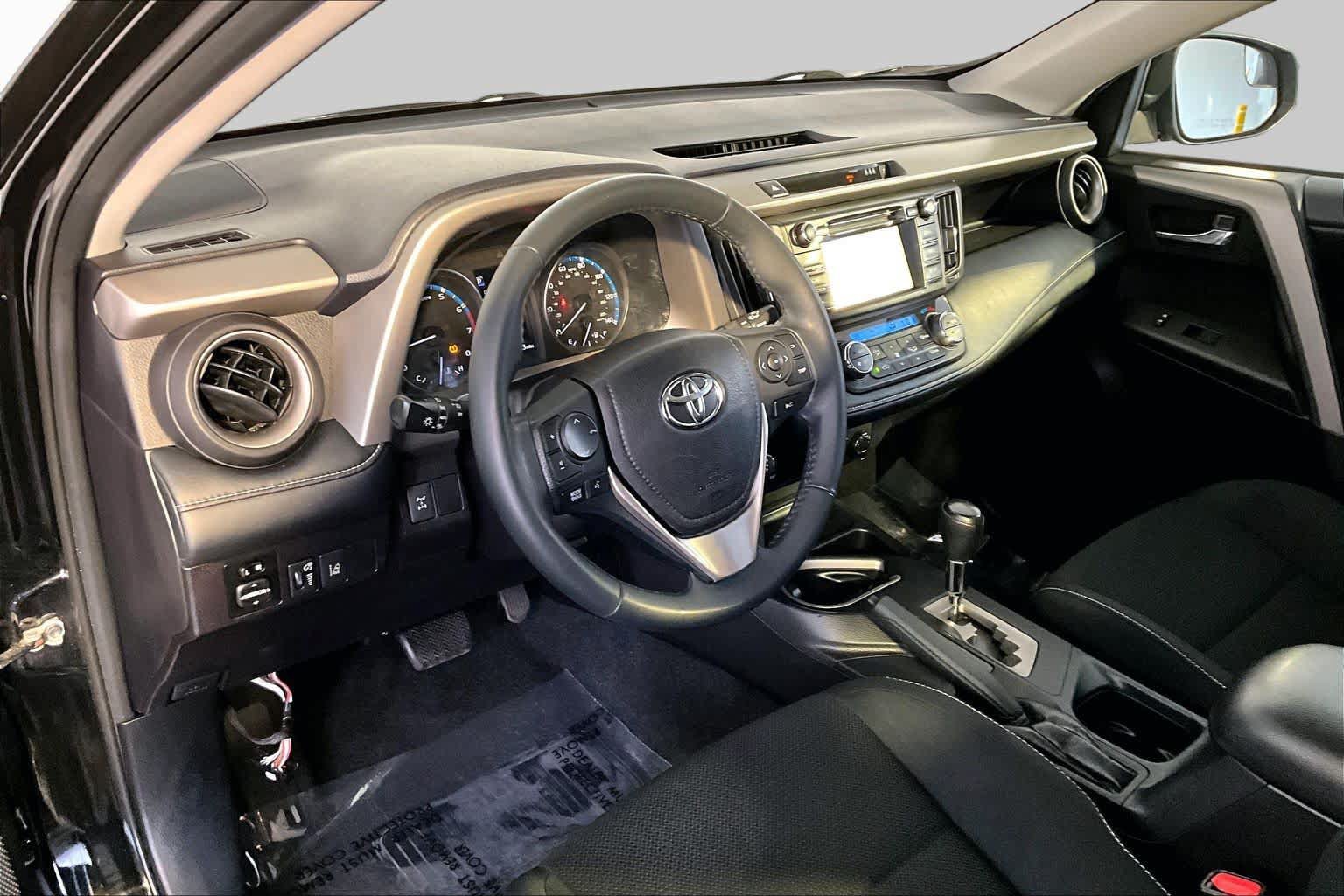 Used 2018 Toyota RAV4 XLE AWD/4WD image 18