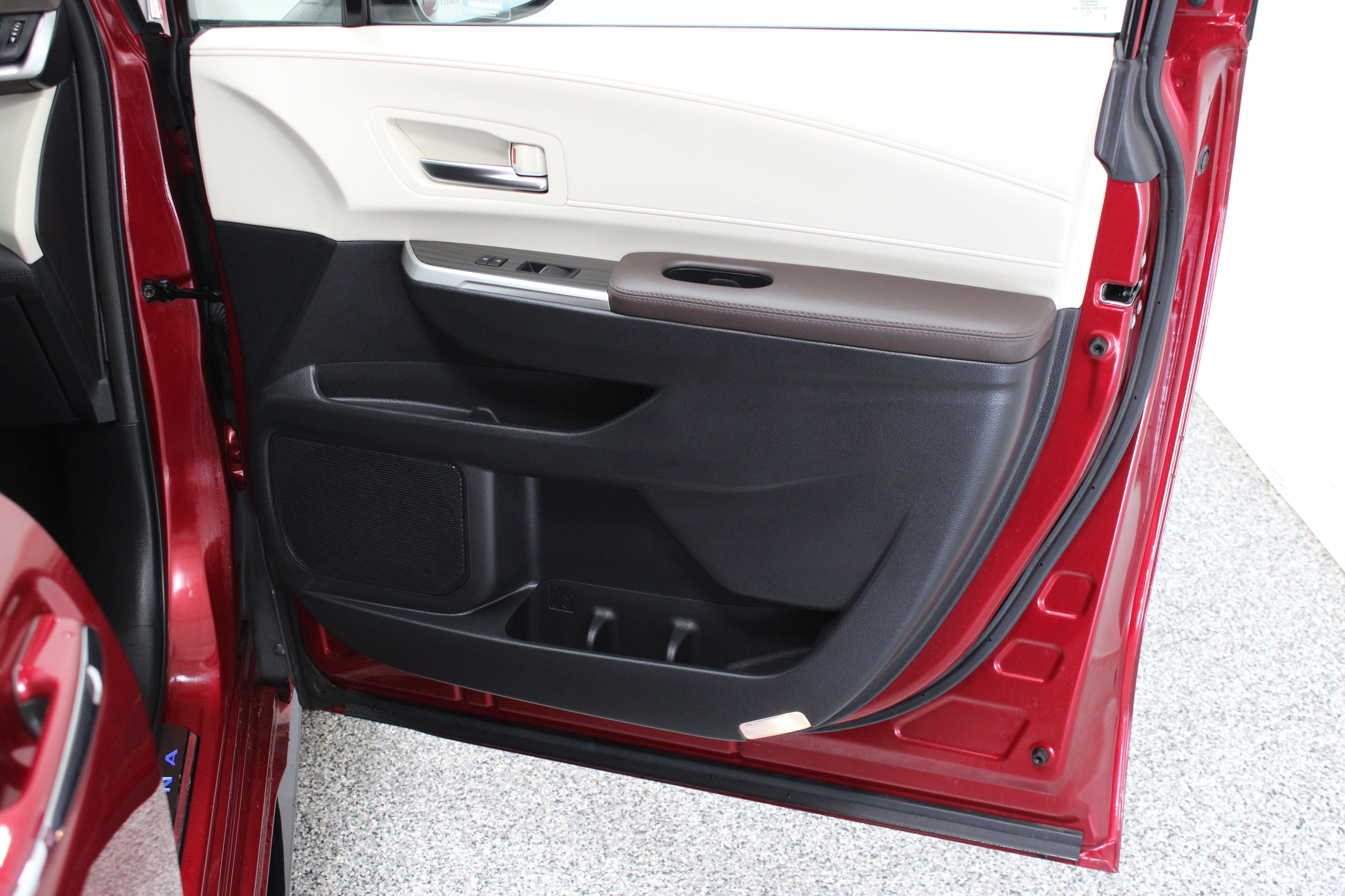 Used 2024 Toyota Sienna Platinum AWD/4WD image 39