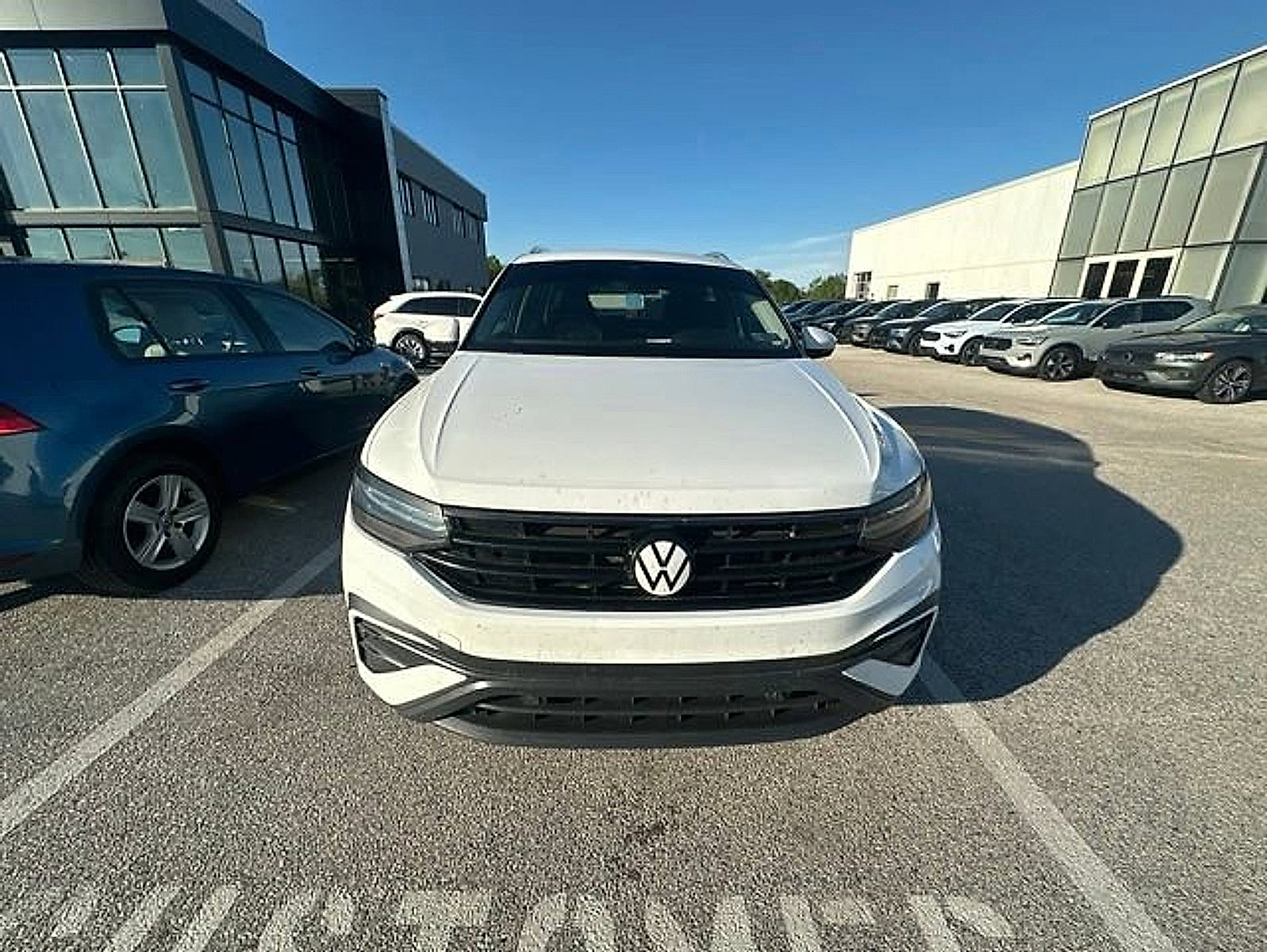 Used 2022 Volkswagen Tiguan SE FWD image 2