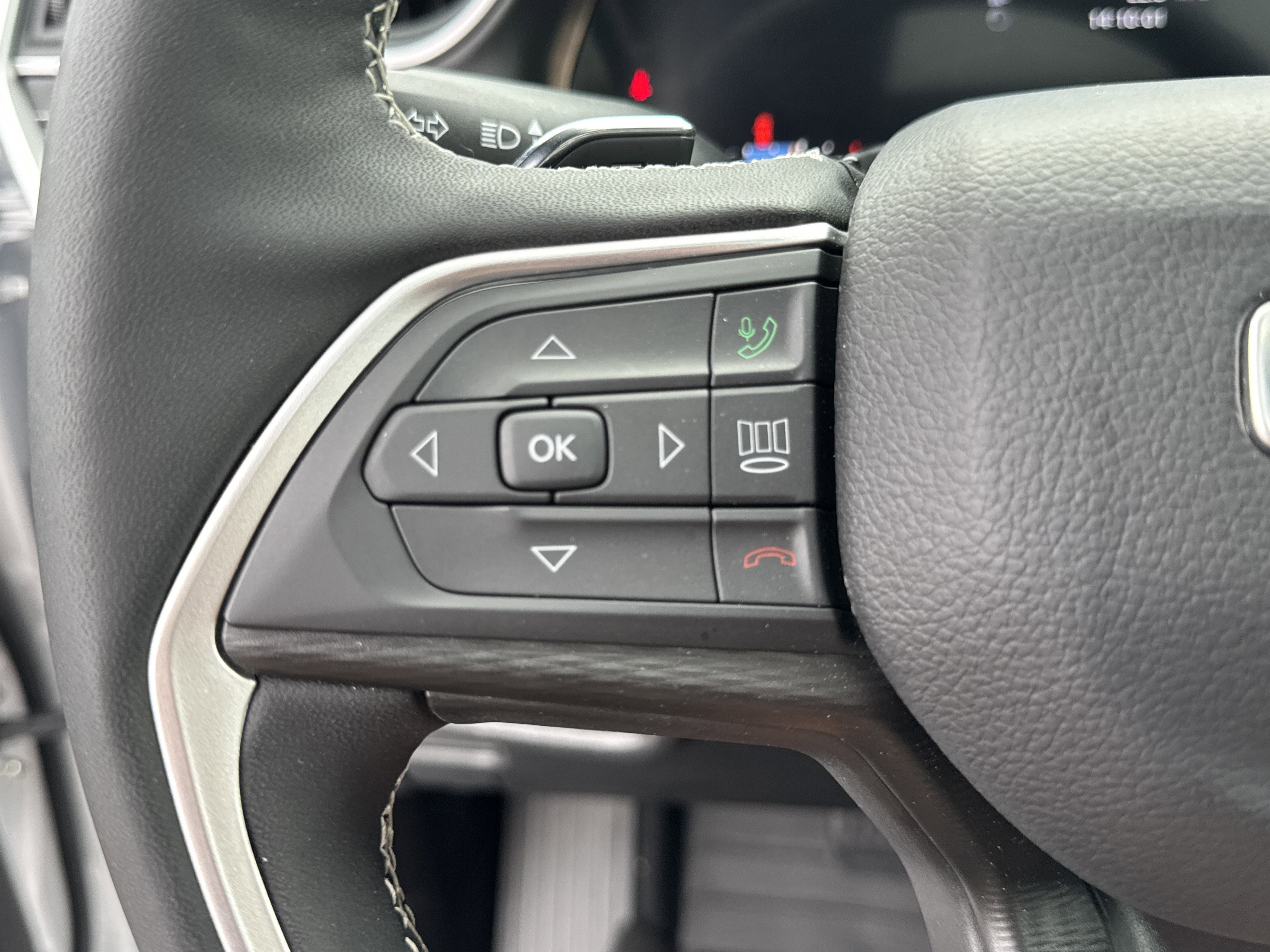 Used 2025 Jeep Grand Cherokee Laredo X w/ Luxury Tech Group I image 31