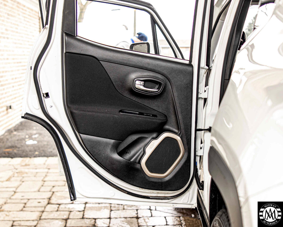 Used 2015 Jeep Renegade Latitude w/ Cold Weather Group II image 30