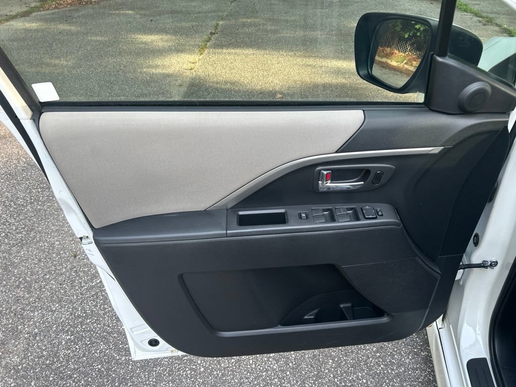 Used 2012 MAZDA MAZDA5 Touring w/ Moonroof & Audio Pkg FWD image 13