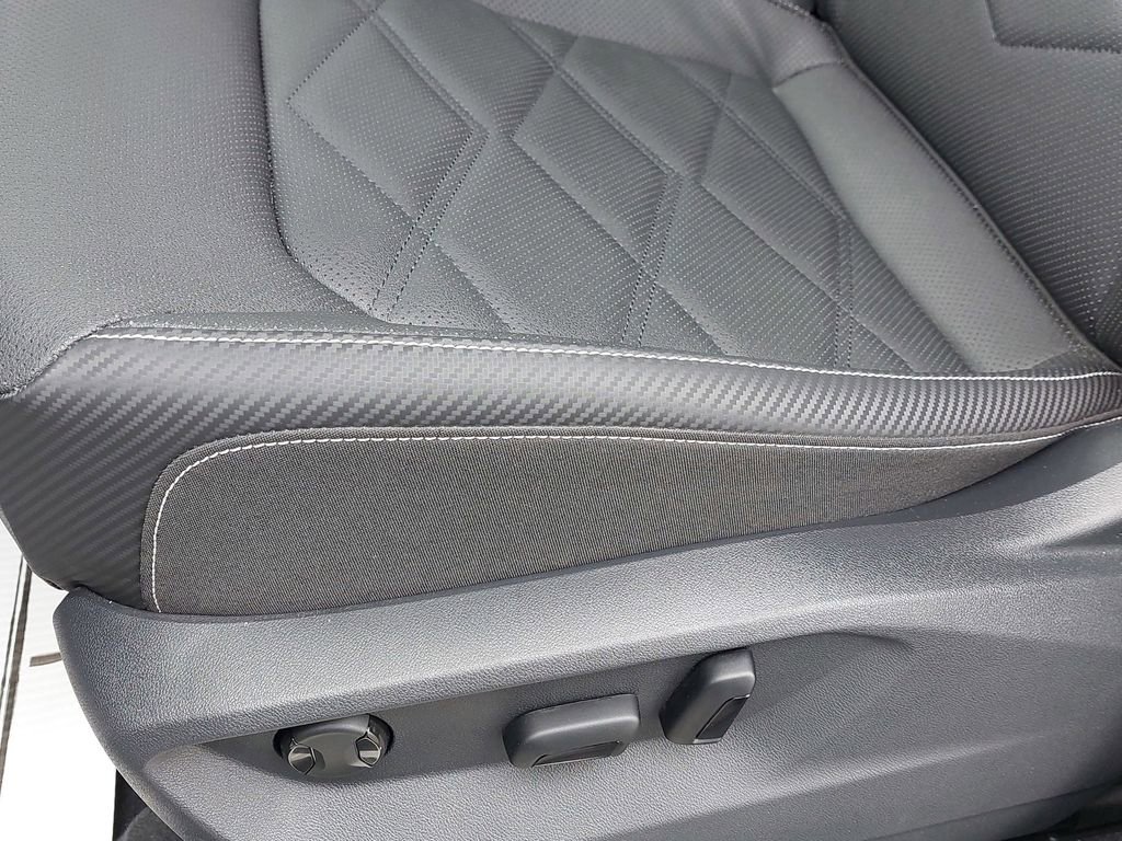 Used 2025 Volkswagen Atlas Cross Sport SE image 24