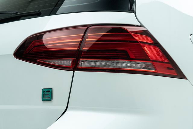 Used 2018 Volkswagen Golf R 4-Door image 15