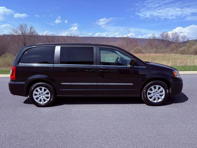Used 2015 Chrysler Town & Country Touring FWD image 4