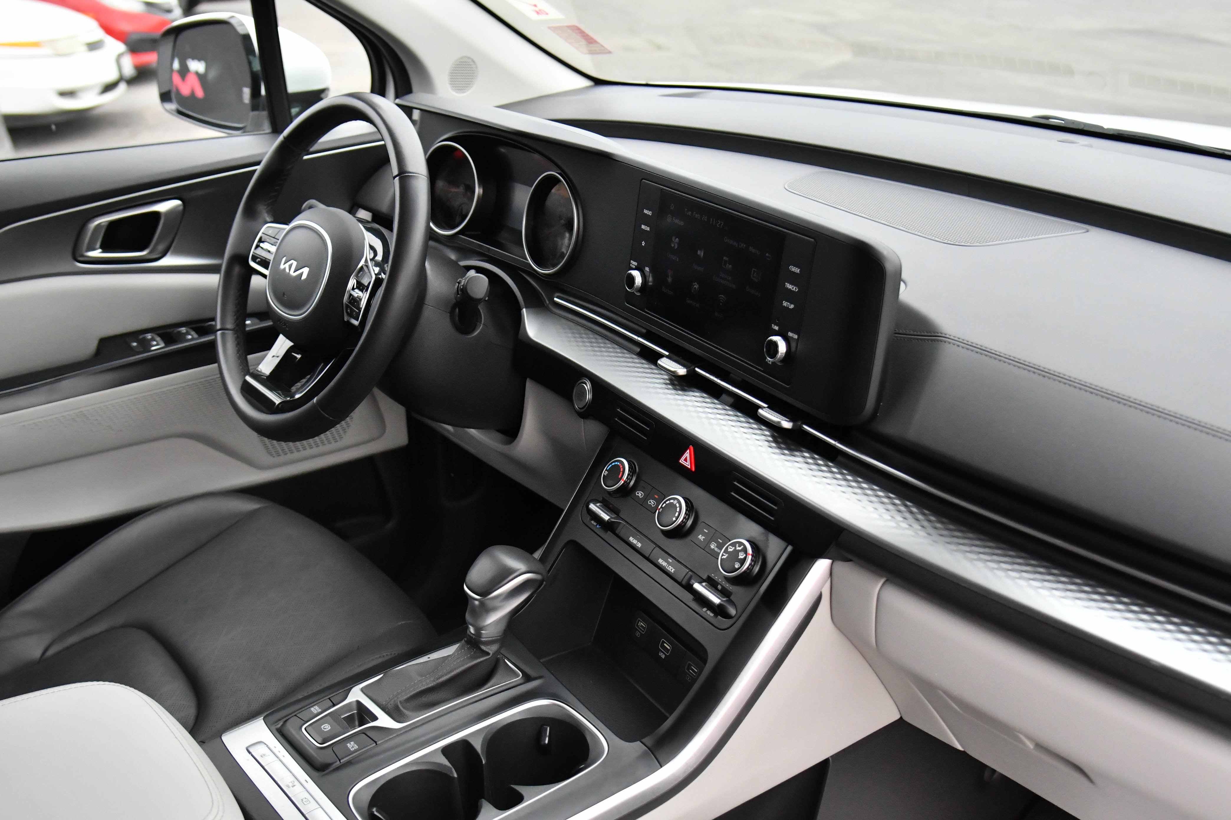 Used 2024 Kia Carnival LX image 46