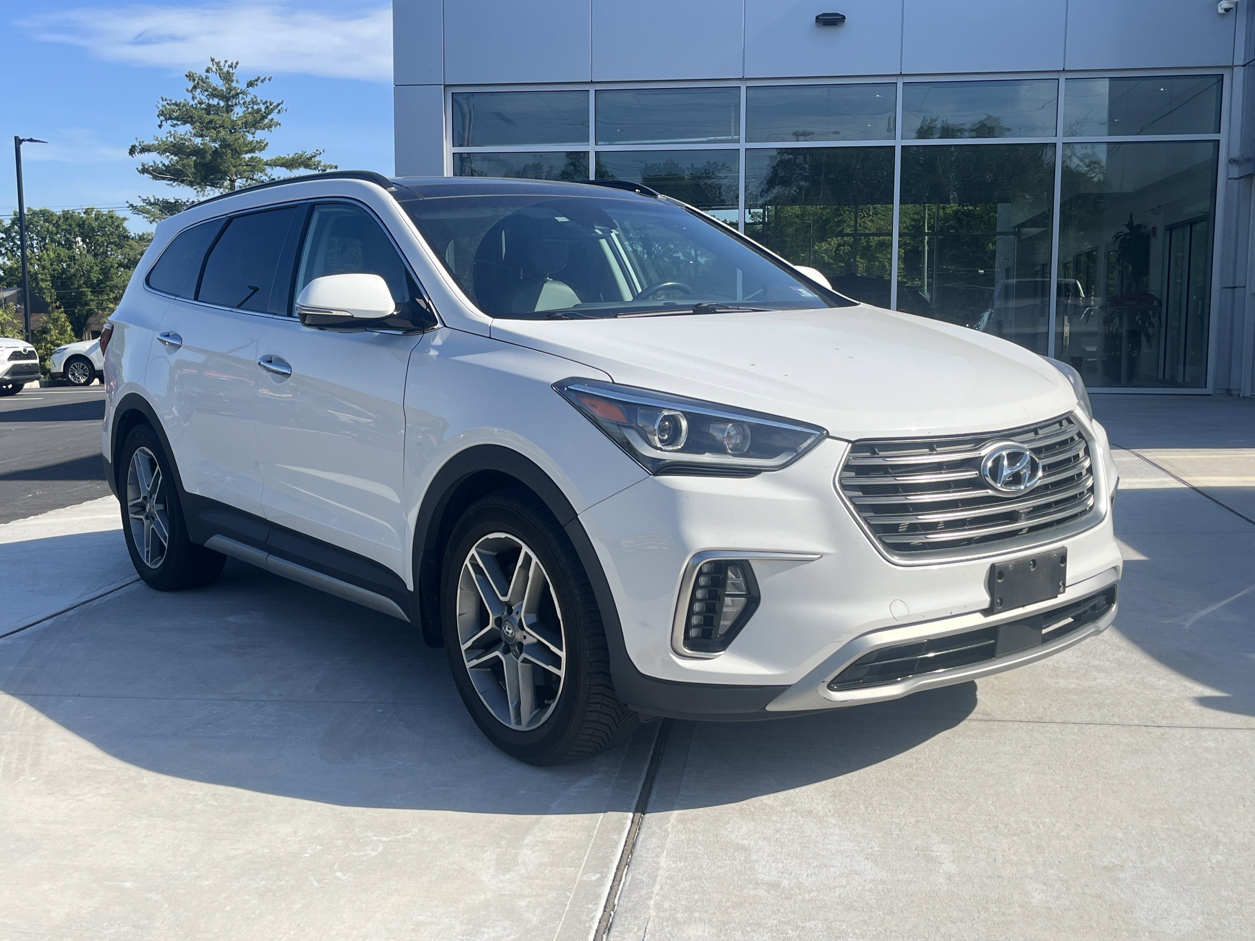 Used 2019 Hyundai Santa Fe XL AWD/4WD image 2