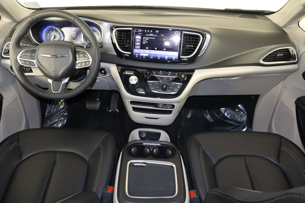 Used 2024 Chrysler Pacifica Touring-L image 13