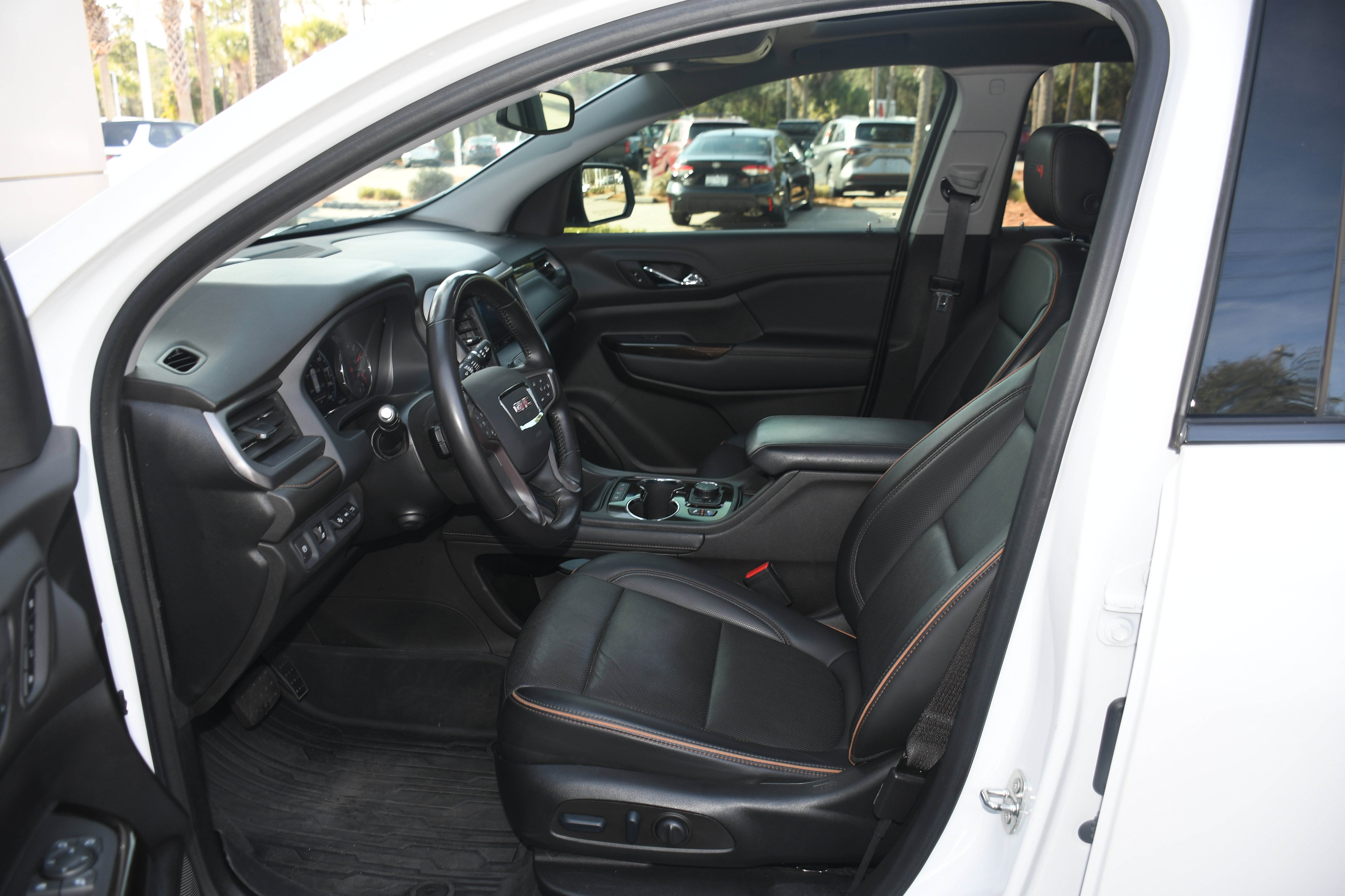 Used 2022 GMC Acadia AT4 w/ Technology Package image 8