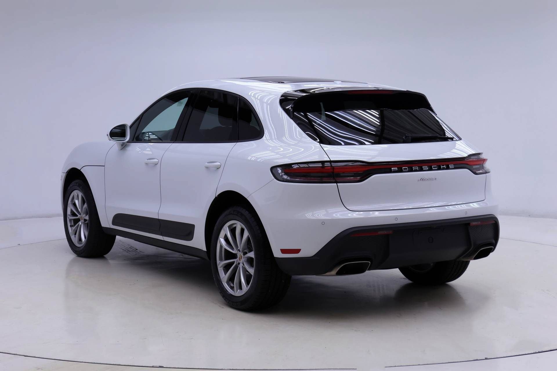 Used 2025 Porsche Macan AWD/4WD image 3