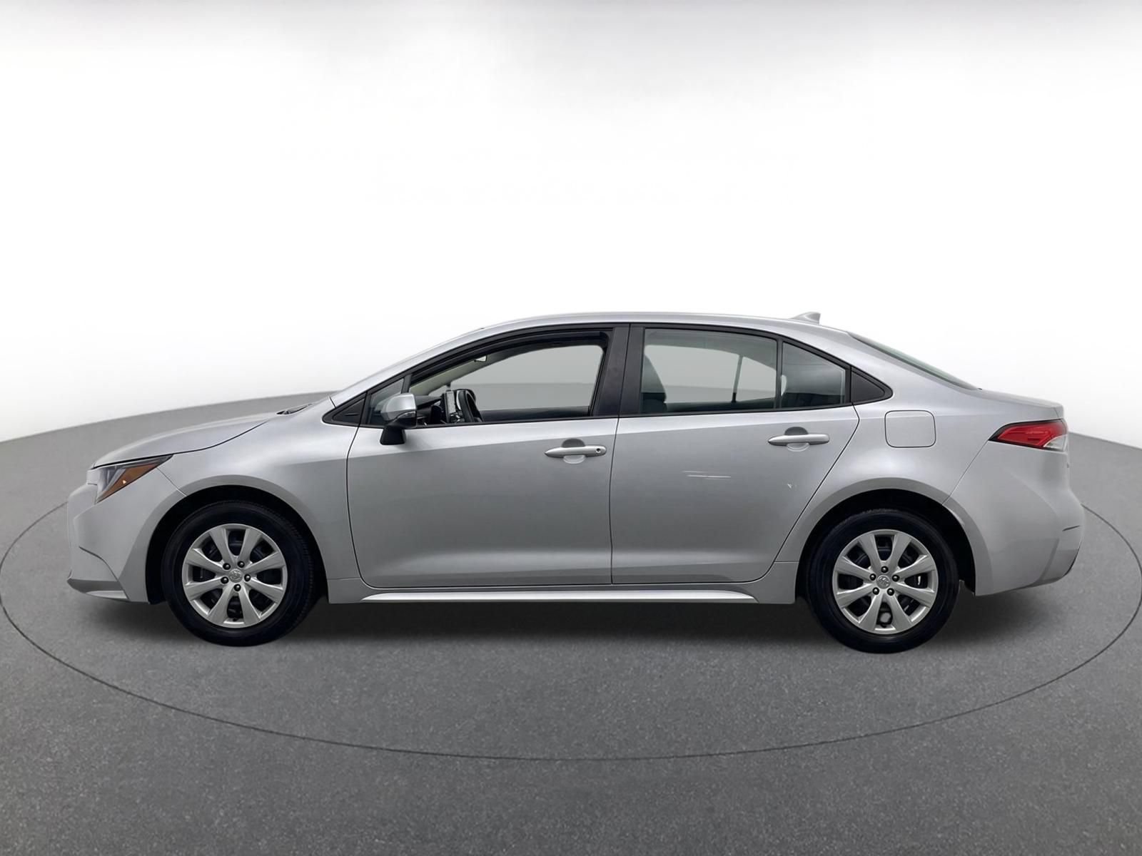 Used 2025 Toyota Corolla LE FWD image 4