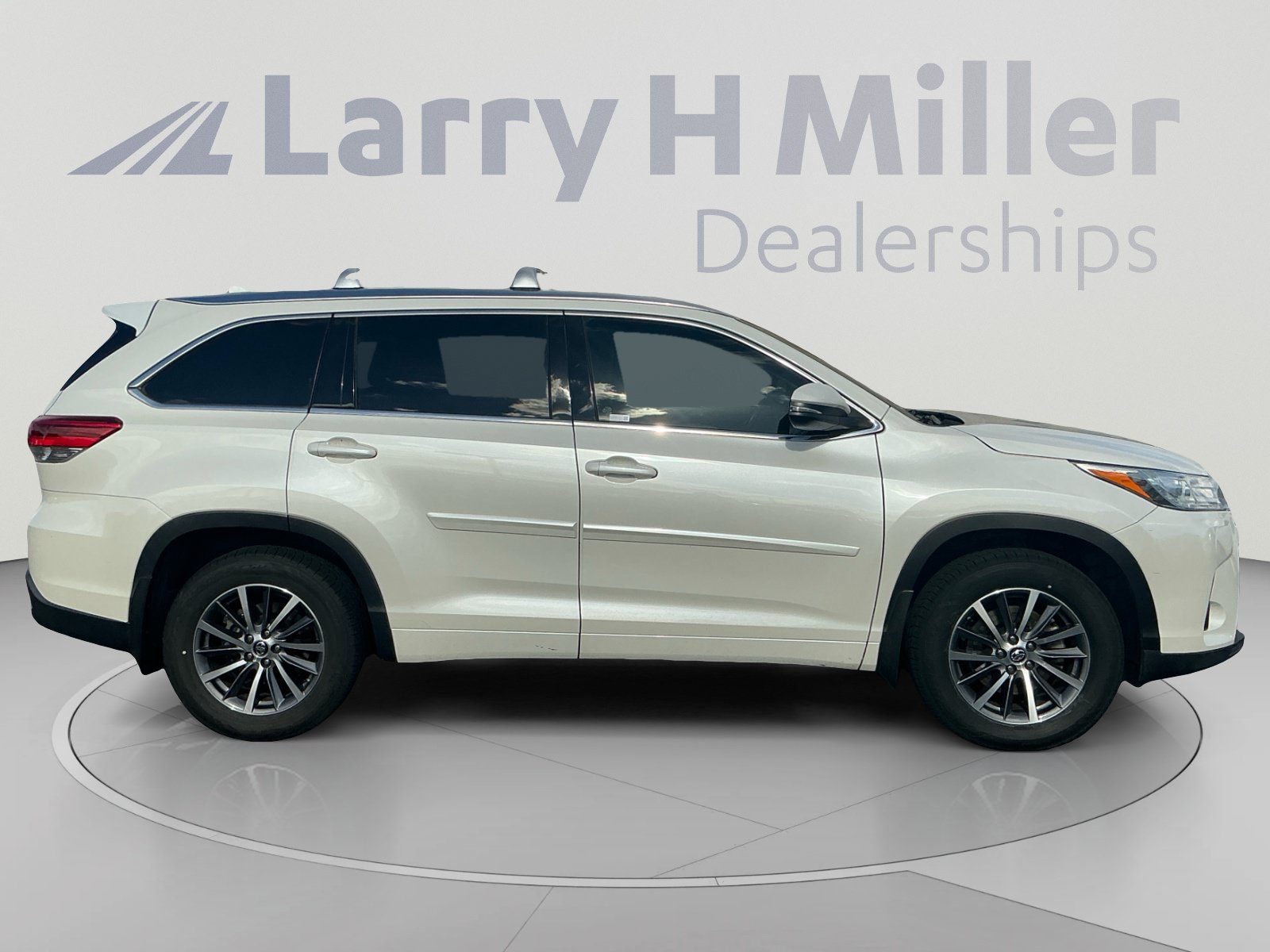 Used 2017 Toyota Highlander XLE AWD/4WD image 6