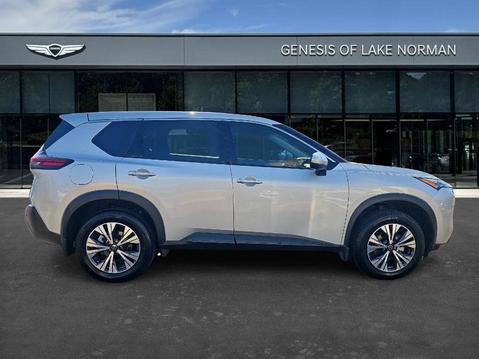 Used 2021 Nissan Rogue SV image 3