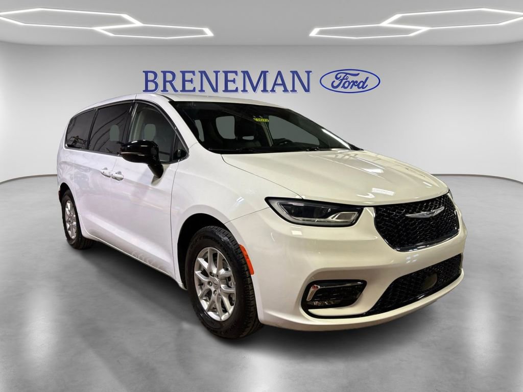 Used 2024 Chrysler Pacifica Touring-L image 3