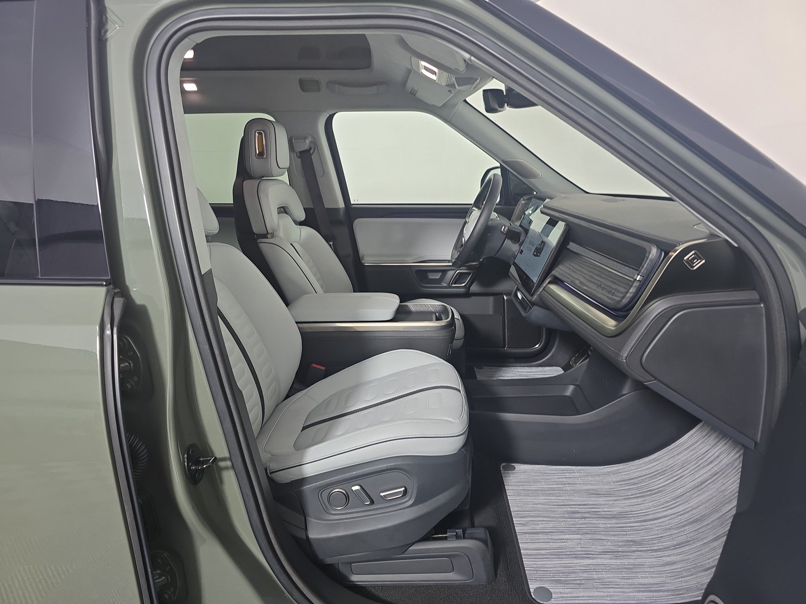 Used 2023 Rivian R1S Launch Edition AWD/4WD image 24