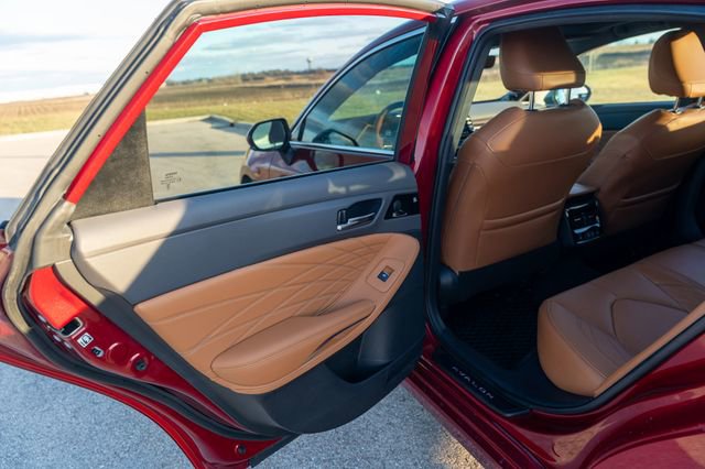 Used 2020 Toyota Avalon Limited image 18