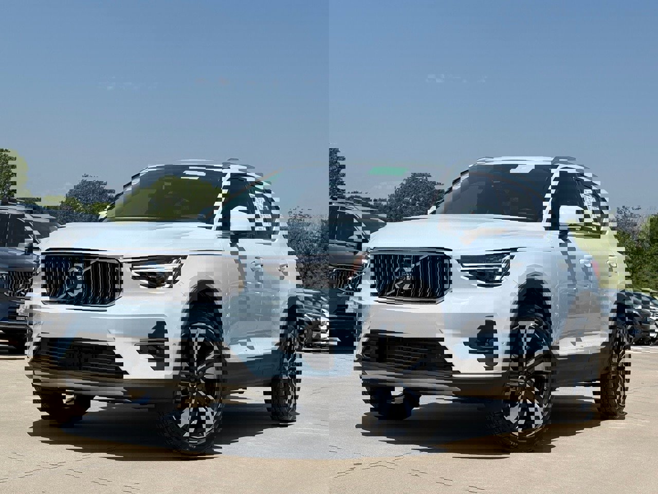 New 2025 Volvo XC40 B5 Ultra w/ Climate Package