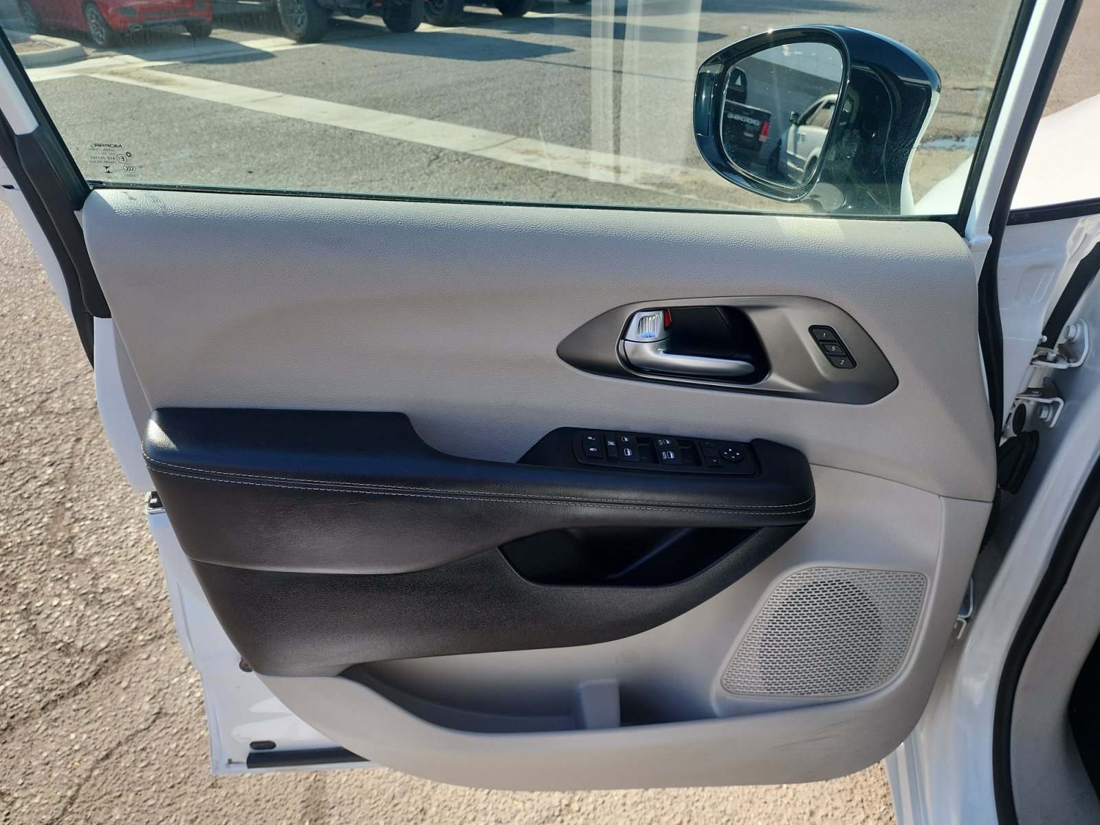 Used 2024 Chrysler Pacifica Touring-L FWD image 23