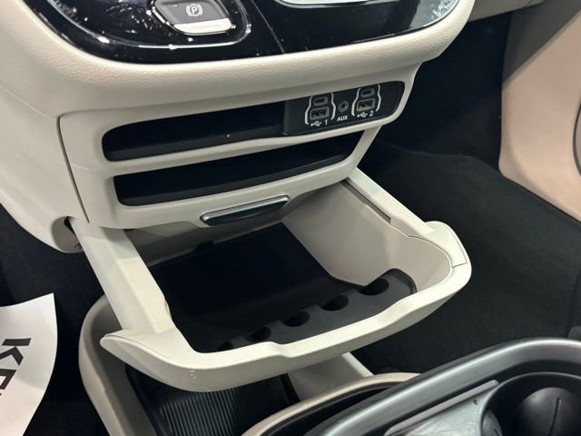 Used 2024 Chrysler Pacifica Touring-L image 31