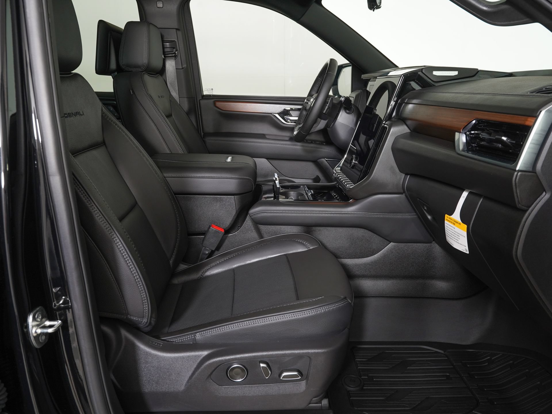 Used 2026 GMC Yukon Denali w/ Denali Reserve Package AWD/4WD image 9
