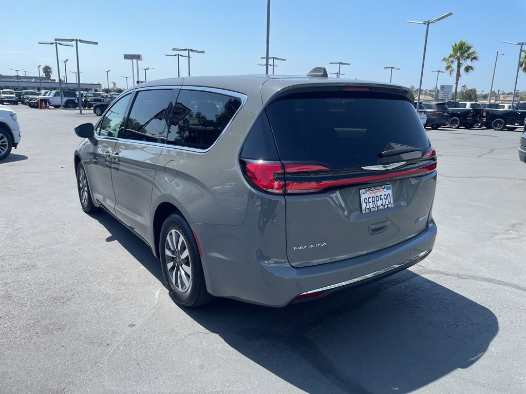 Used 2022 Chrysler Pacifica Touring-L w/ Uconnect Theater Family Group image 5