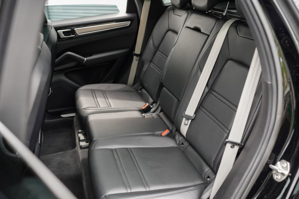 Used 2022 Porsche Cayenne Platinum Edition image 24