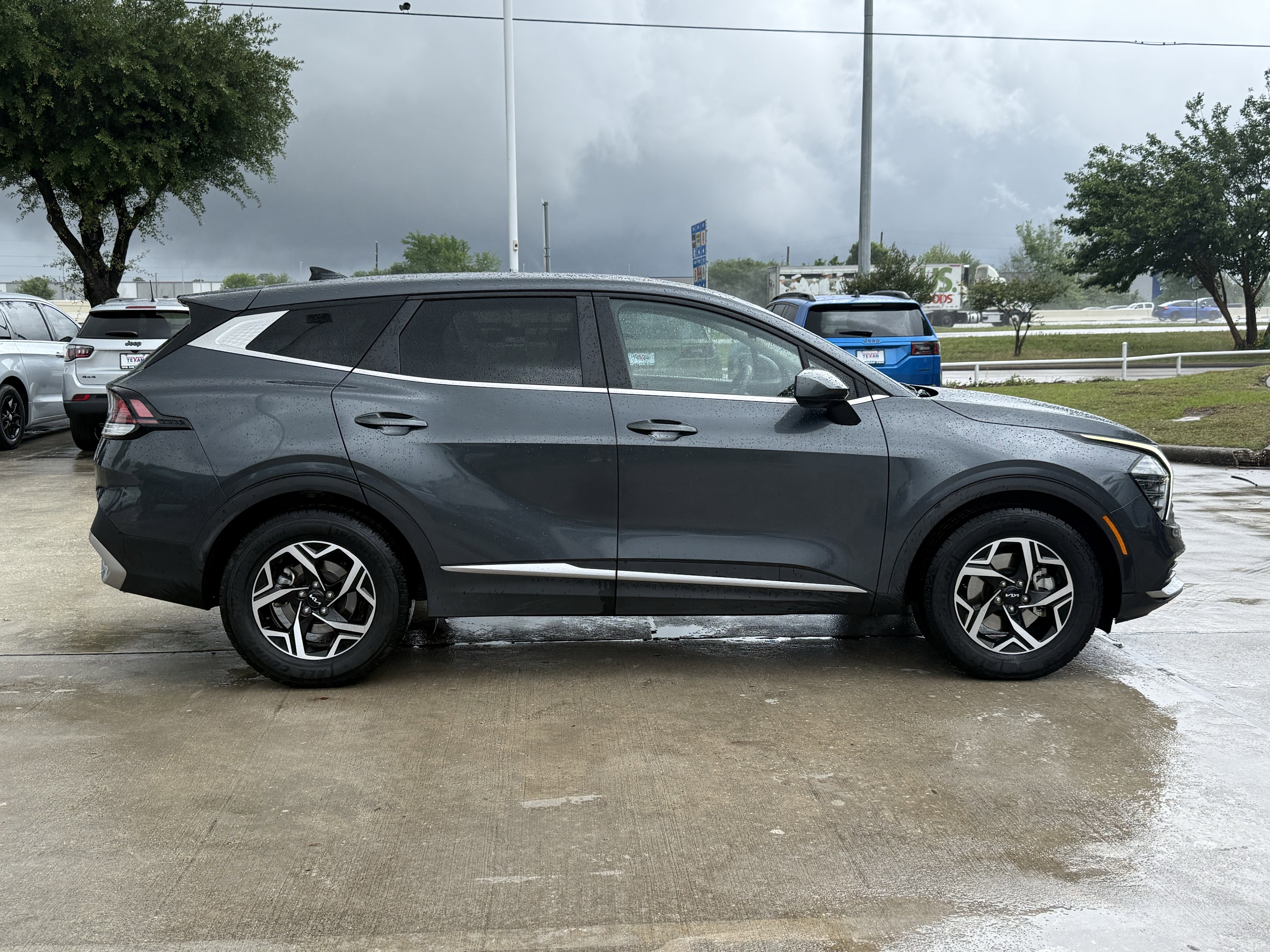 Used 2024 Kia Sportage LX image 3