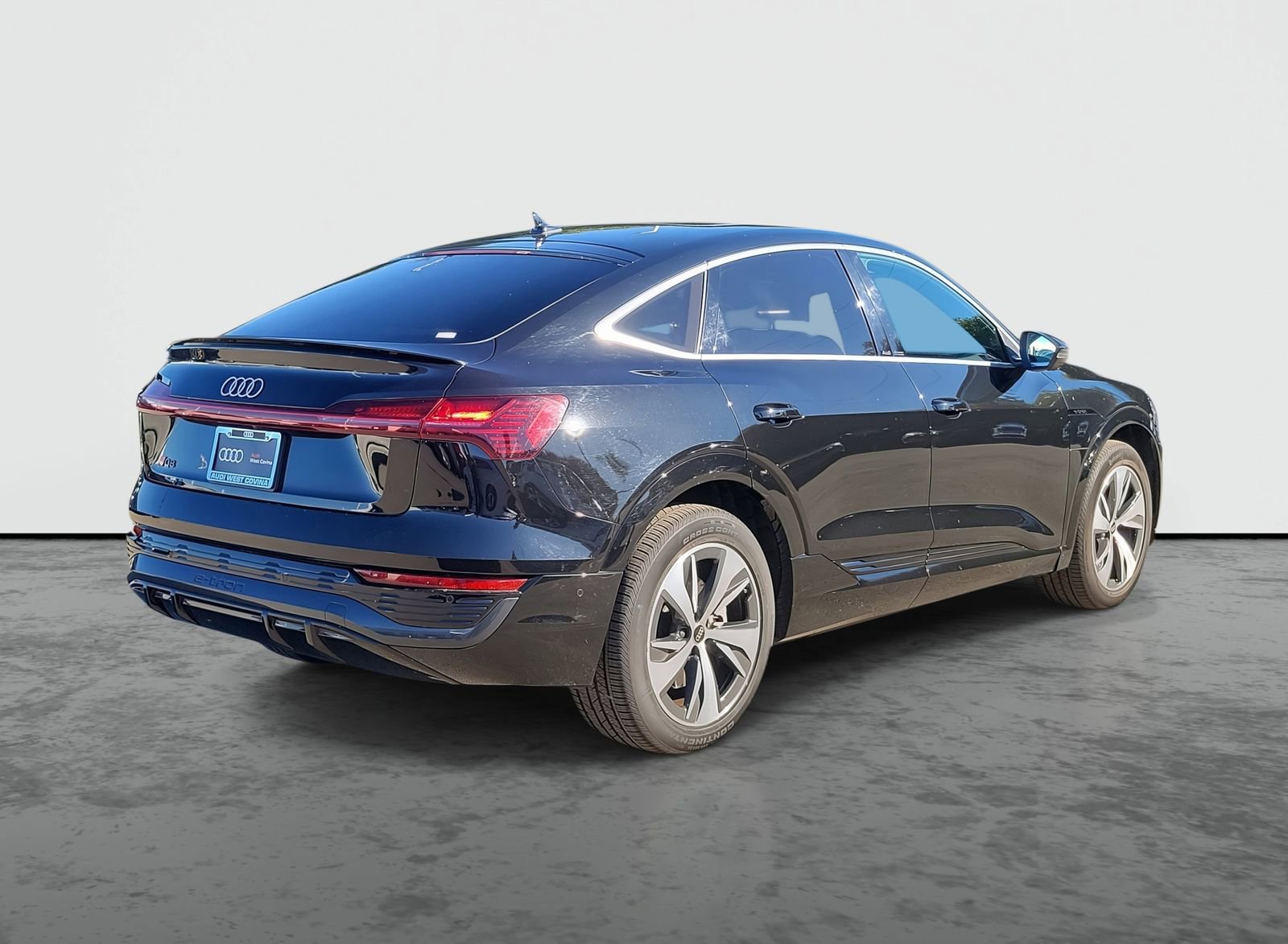 Used 2024 Audi Q8 e-tron Premium Plus w/ Premium Plus Package image 3