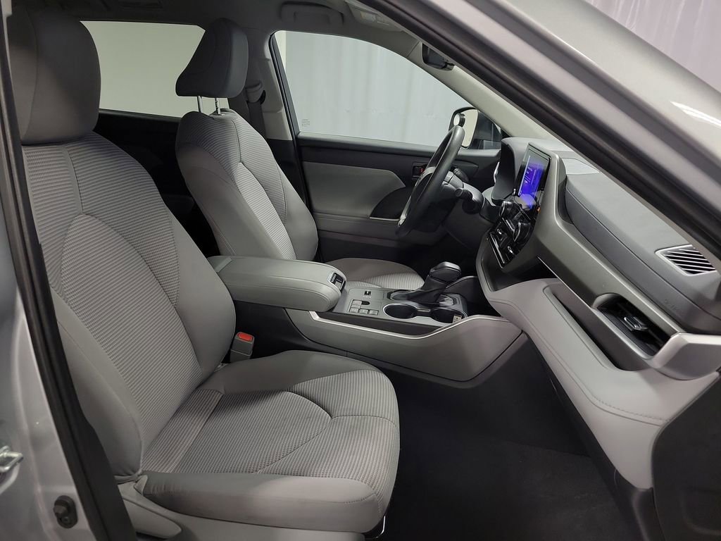 Used 2023 Toyota Highlander L FWD image 28