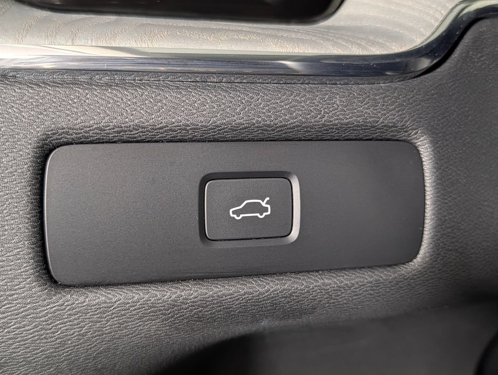 Used 2025 Volvo XC60 B5 Plus AWD/4WD image 34