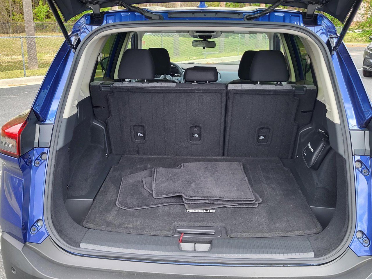 Used 2023 Nissan Rogue SV image 4