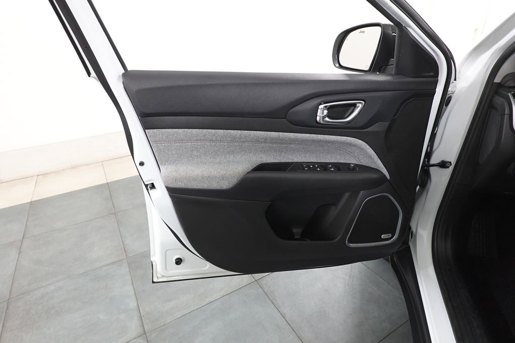 Used 2022 Jeep Compass Latitude w/ Sun and Sound Group image 8