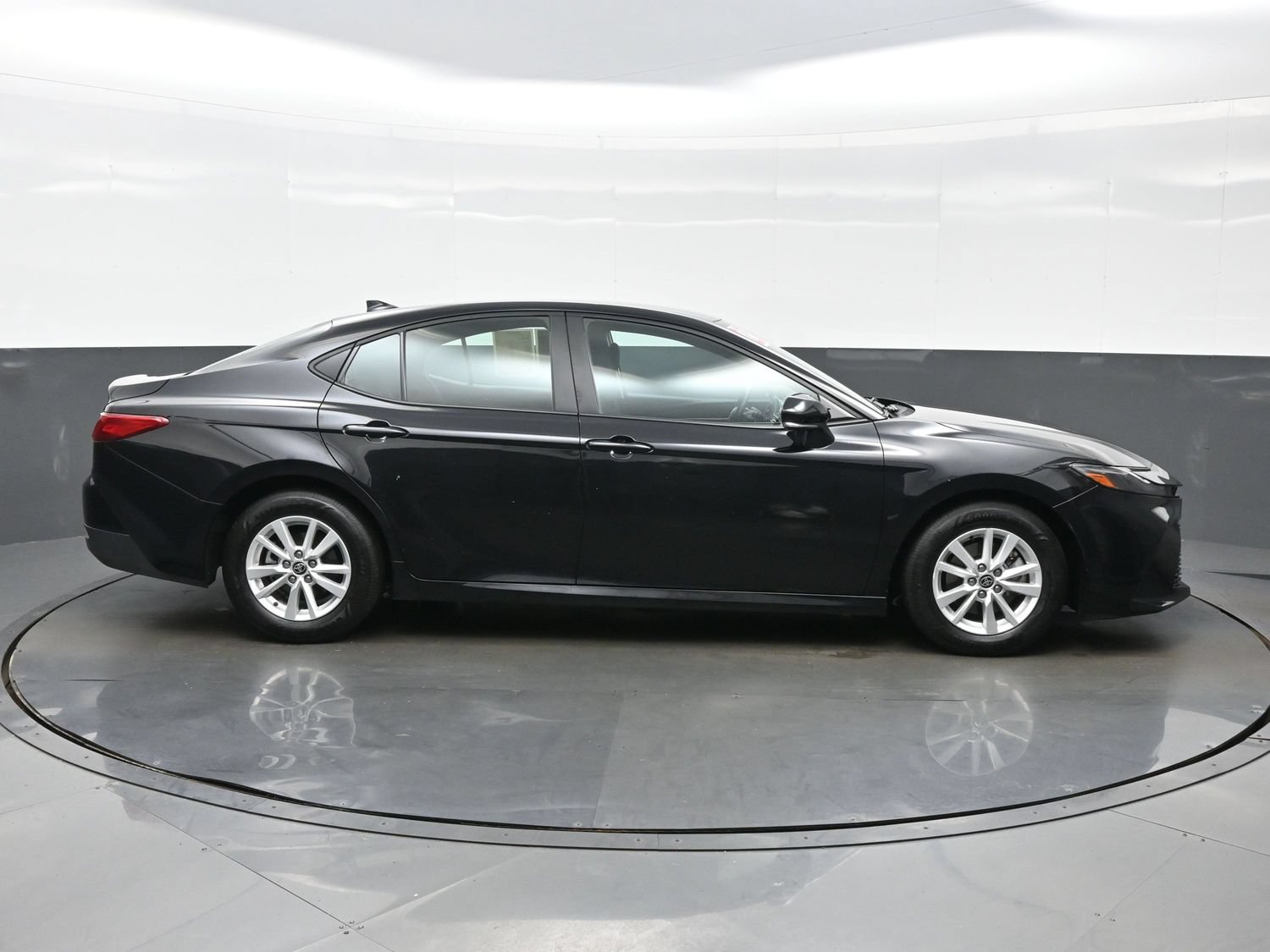 Used 2025 Toyota Camry LE FWD image 7