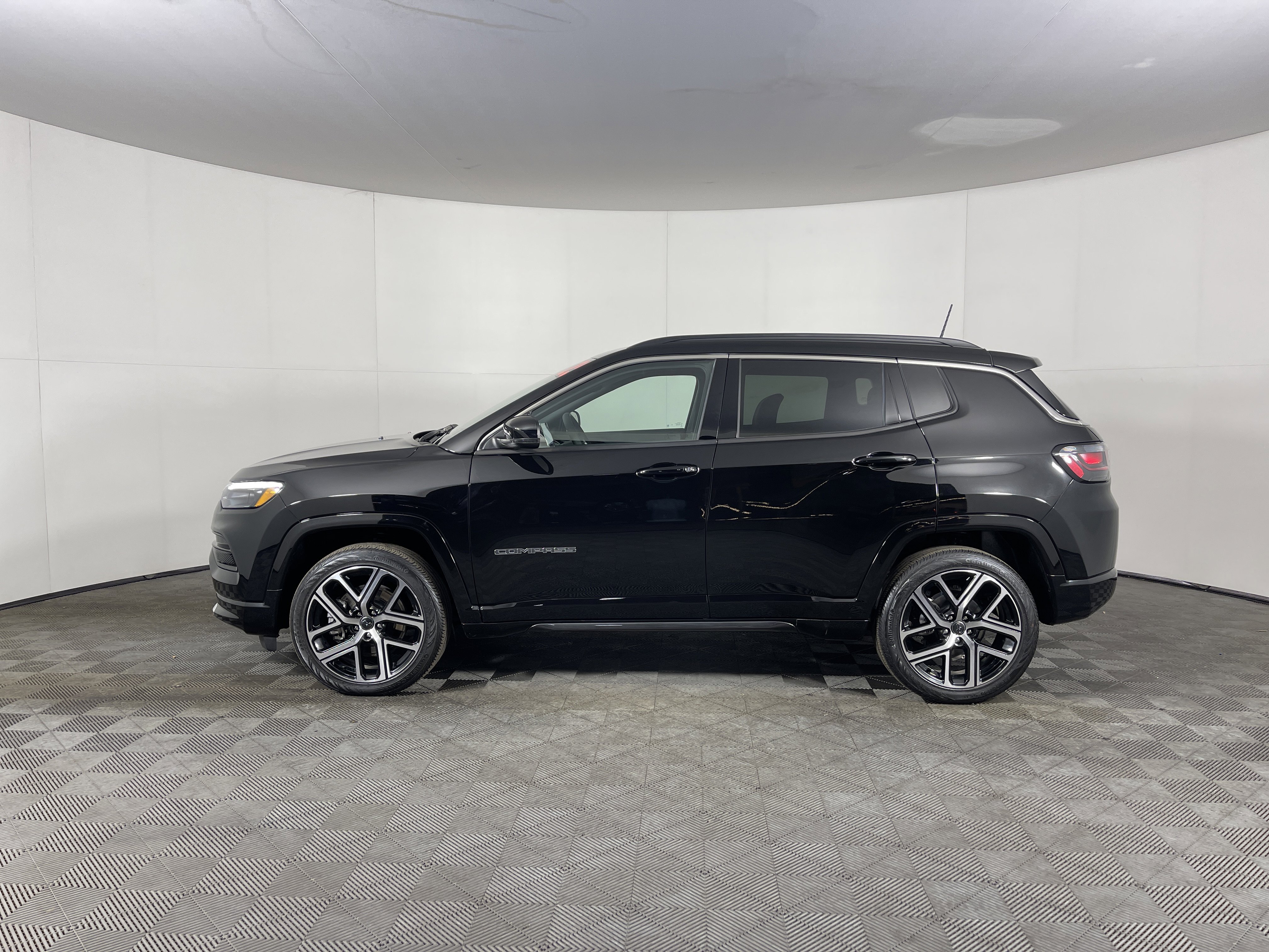 Used 2025 Jeep Compass Limited w/ Elite Group image 3