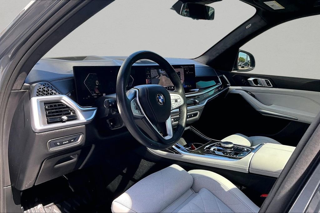 Used 2024 BMW X7 xDrive40i w/ Parking Assistance Package AWD/4WD image 16