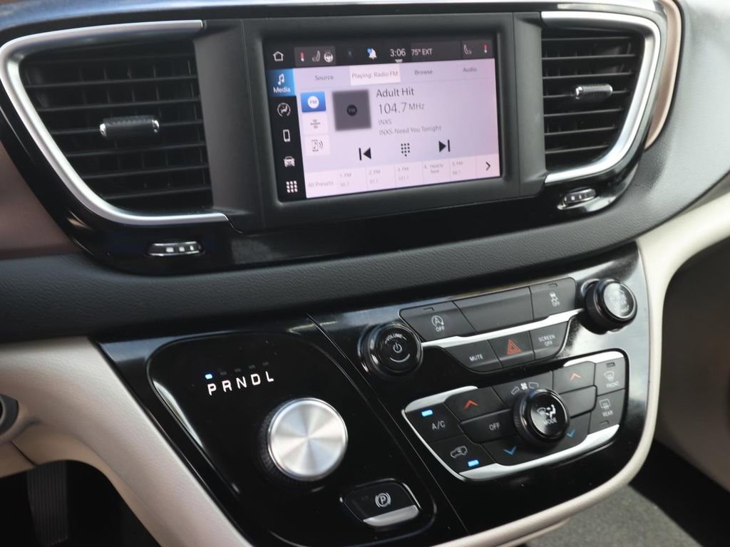 Used 2023 Chrysler Voyager LX image 19