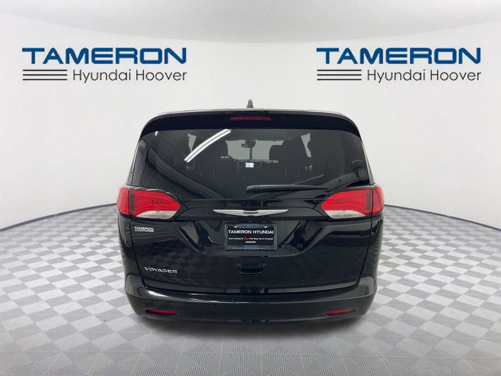 Used 2024 Chrysler Voyager LX image 4